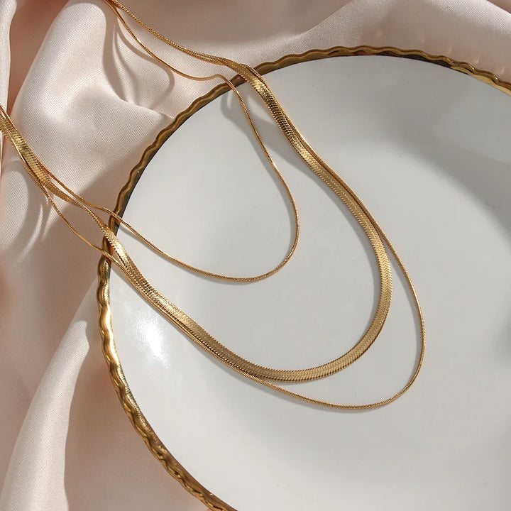 18K guldpläterat halsband med fiskbensmönstrad ormkedja: Snygg och sexig elegans