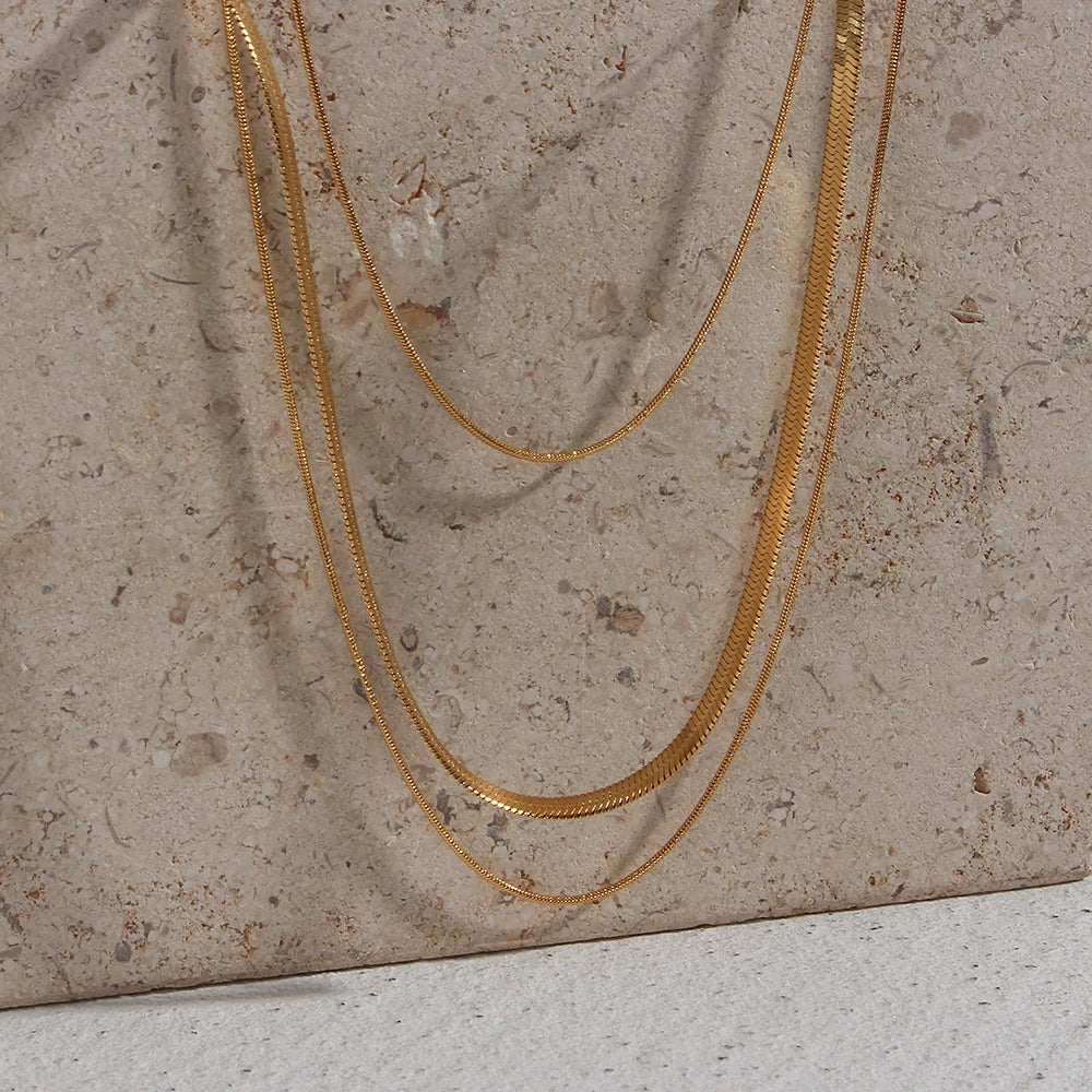18K guldpläterat halsband med fiskbensmönstrad ormkedja: Snygg och sexig elegans