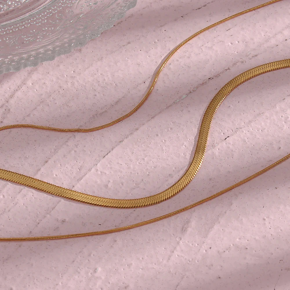 18K guldpläterat halsband med fiskbensmönstrad ormkedja: Snygg och sexig elegans
