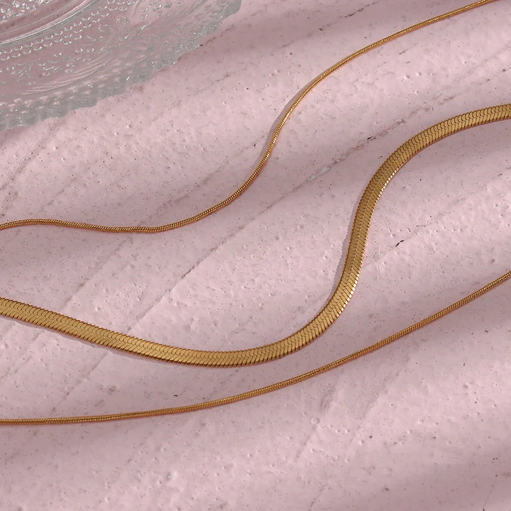 18K guldpläterat halsband med fiskbensmönstrad ormkedja: Snygg och sexig elegans